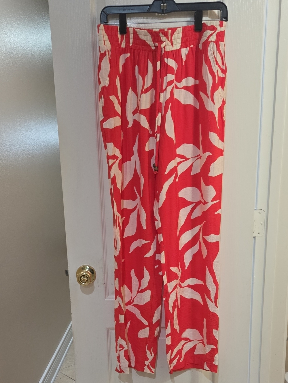 Soho Coral Wide-Leg Drawstring Pants with White Leaf Print Size Medium